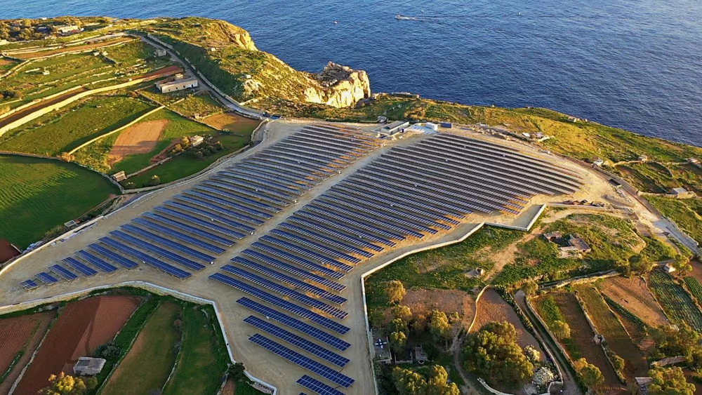 Impianto fotovoltaico a terra a Malta, tra campi coltivati e il mare