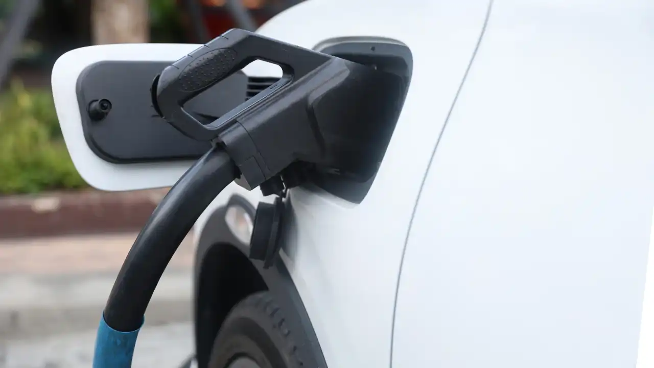 Wallbox domestica in ricarica su auto elettrica, incentivata dal bonus colonnine 2026