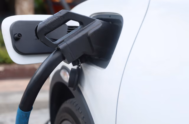 Wallbox domestica in ricarica su auto elettrica, incentivata dal bonus colonnine 2026