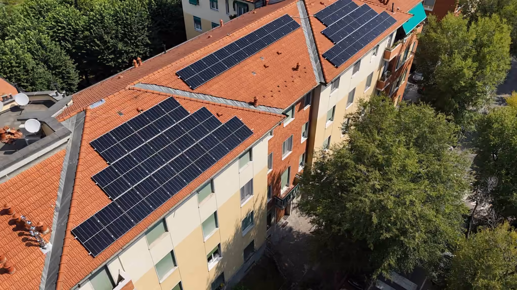 impianto fotovoltaico su un condominio visto dall’alto