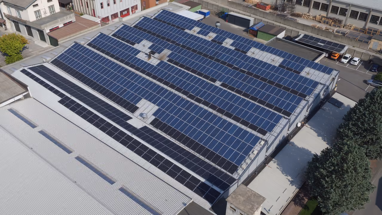 Impianto fotovoltaico sul tetto di un capannone industriale