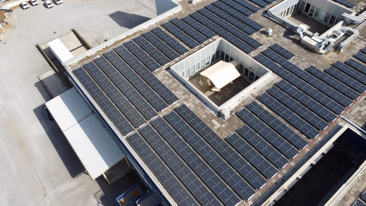 Impianto fotovoltaico sul tetto di un centro di Poste Italiane a Palermo, visto dal drone