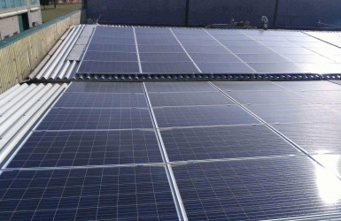 Paneles solares sobre almacén industrial