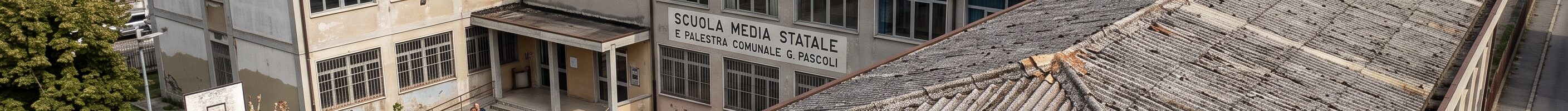 Rimozione amianto da copertura di edificio pubblico in Lombardia prima della bonifica